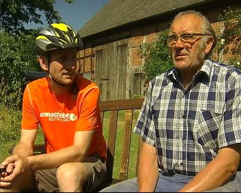 Elbe-Radweg: Wolfgang Brünicke erklärt den Störchen-Reichtum von Wahrenberg
