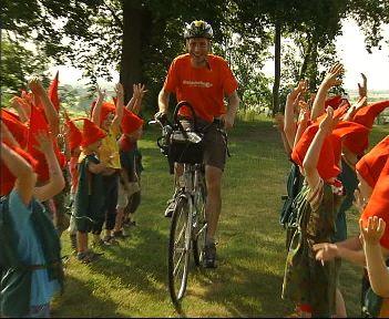 Elbe-Radweg: Zwergen La-Ola beim Start in Hitzacker