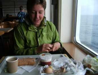 Miri beim Frühstück auf der Norröna mit Makrelen-Majonnaise