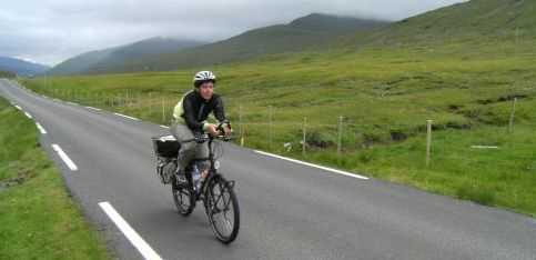 Miri on the Bike auf den Färöer: Einspurige Straße nach Saksun