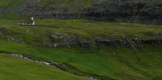 Kirche von Saksun mit Grasdach, Färöer