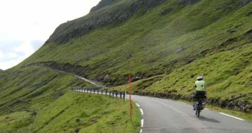 Miri am Slättaratindur (882 m), dem höchsten Berg der Färöer