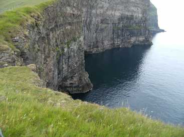Atlantik-Felsen bei Gjógv, Färöer-Insel Eysturoy