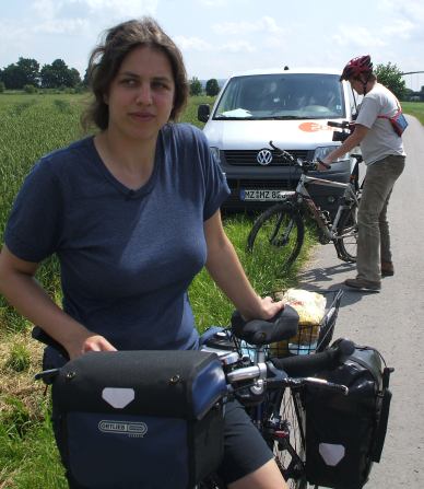 Protagonistin und VJ mit Rädern
