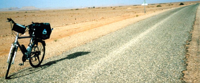 Einspurige Straße von Source de Meski nach Boudnib, Marokko