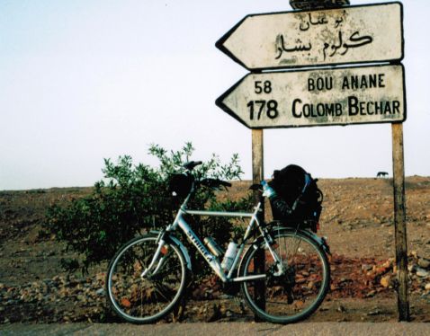 Straßenschild 178 Kilometer vor Colomb Béchar