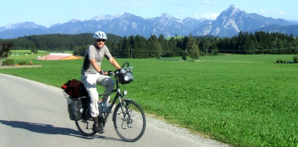 Chris on the Bike vor Alpenpanorama; Foto: Miri