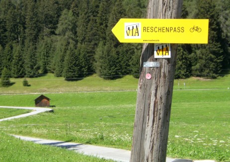Fahrrad-Schild Via Claudia und Reschenpass bei Nauders, Österreich