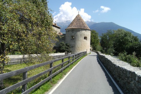 Fahrradweg an der Stadtmauer von Glurns (Glorenza), Vinschgau, Südtirol, Italien