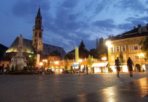 Walther-Platz in Bozen (Bolzano) am Abend, Südtirol, Italien