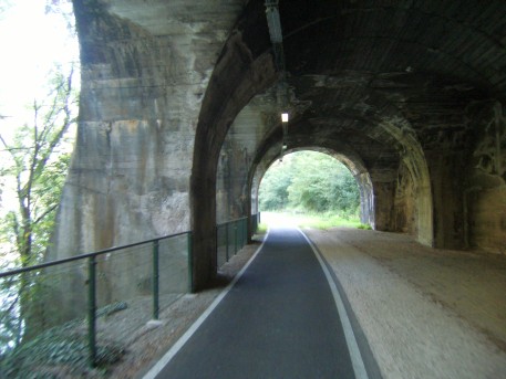 Tunnel auf dem Eisack-Bahn-Radweg, Südtirol, Italien