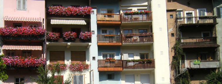 Balkone am Eisack-Ufer in Klausen (Chiusa), Südtirol, Italien