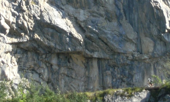Radlerin vor Felswand im Tal der Grundache bei der Reichsteinalm, Tirol, Österreich