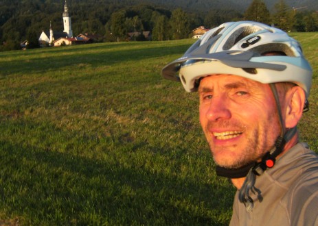 Chris on the Bike in der bayerischen Abendsonne vor dem Kirchturm von Elbach