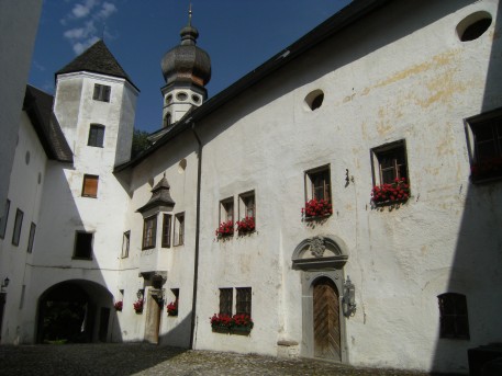 Innenhof und Kirchturm des ehemaligen Augustiner-Chorherrenstift Höglwörth, 12. Jahrhundert