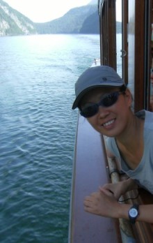 Touristin Leana aus Peking (Beijing), China, auf dem Königssee in Oberbayern