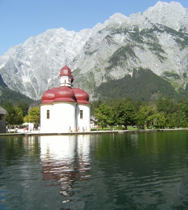 St. Bartholomä: Wallfahrtskapelle am Westufer des Königssees auf der Halbinsel Hirschau.