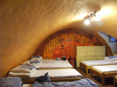 Traveller's Hostel in Český Krumlov: Dorms mit ägyptischer Wandmalerei