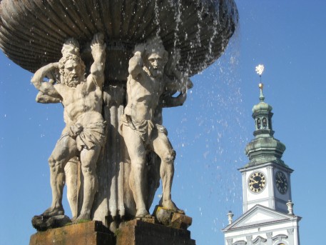Brunnen und Rathausturm am Stadtplatz Namesti Premysla Otakara II von České Budějovice (Budweis), Tschechien