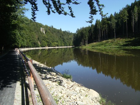 Neuer Radweg (2009/2010) an der Moldau zwischen dem Schloss von Hluboká nad Vltavou (Frauenberg) und Purkarec