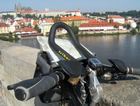 Panther Dominance Trekking mit Humpert Triathlon-Lenker tribar Scott-licence auf der Karlsbrücke, Prag (Praha)
