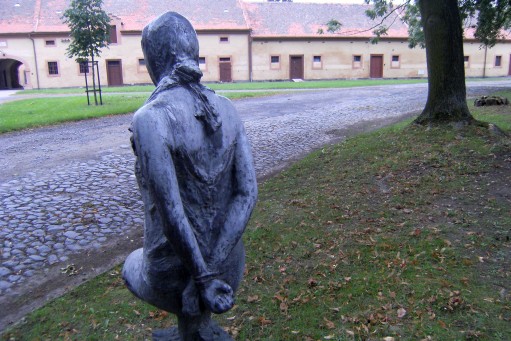 Skulptur 'Folter' in Terezín/Theresienstadt