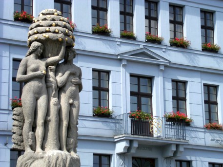 Altmarkt in Bischofswerda: Jugendstilbrunnen Adam und Eva vor dem klassizistischen Rathaus (1818)