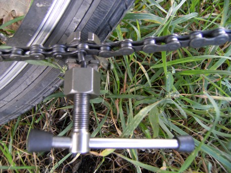 Fahrrad-Reparatur mit Ketten-Nieter