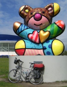 Romero Britto: Best Buddies Friendship Bear vor der 'O2-World' an der East Side Gallery in Berlin, Geschenk von Eunice Kennedy Shriver Juli 2011