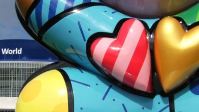 Romero Britto: Best Buddies Friendship Bear vor der 'O2-World' an der East Side Gallery in Berlin, Geschenk von Eunice Kennedy Shriver Juli 2011