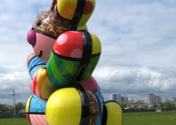 Romero Britto: Best Buddies Friendship Bear vor der 'O2-World' an der East Side Gallery in Berlin, Geschenk von Eunice Kennedy Shriver Juli 2011