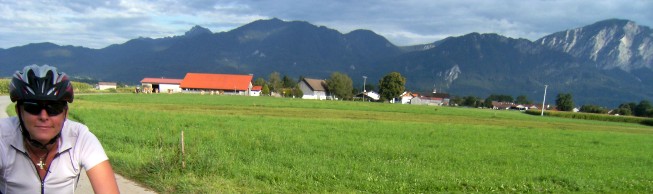 Miri on the Bike vor Alpenpanorama