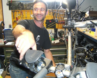 Schorsch von der Bikestation am Bahnhof Füssen bei der Feinjustierung der Gangschaltung
