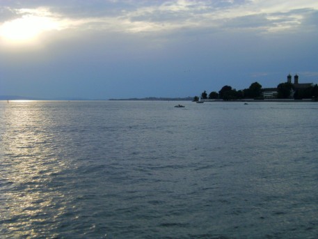 Katamaran-Fahrt nach Konstanz: Sonnenuntergang auf dem Bodensee bei Friedrichshafen