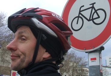 Fahrrad verboten: Chris on the Bike in der City von Heilbronn