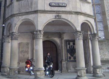 Disce Mori (Lerne zu sterben): Regenpause unter dem Vordach der Evangelischen Stadtkirche von Neuenstein, erbaut von Georg Kern