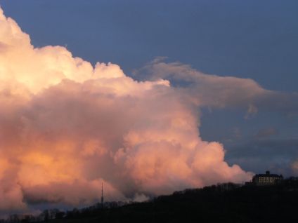 Wolken im Sonnenuntergang über Waldenburg am Kraichgau-Burgen-Radweg