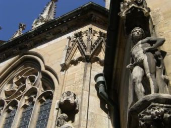 Adam an der Außenfassade der St.-Jakobs-Kirche in Rothenburg ob der Tauber