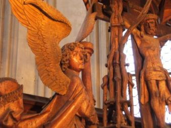 Erzengel und der gekreuzigte Jesus am Tilman Riemenschneider Altar in der St.-Jakobs-Kirche von Rothenburg ob der Tauber