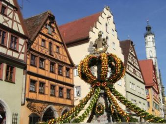 Brunnen in der Herrngasse mit Osterschmuck, Rothenburg ob der Tauber
