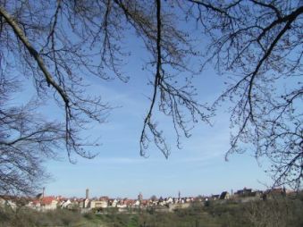 Blick vom Burggarten auf die Skyline von Rothenburg ob der Tauber
