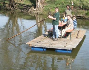 Frühstück mit Bier auf schwimmendem Biergarten in der Altmühl