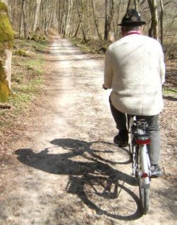 Bayrischer Radler auf dem Altmühltal-Radweg
