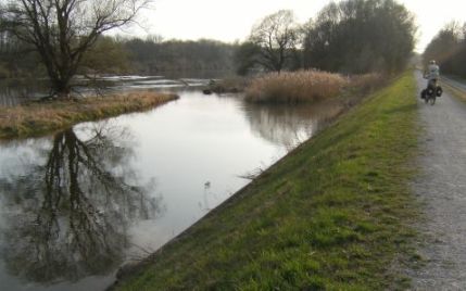Radfahren auf dem Donau-Deich bei Josberg, Bayern