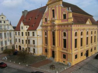 Blick auf Alte Bibliothek in der Altstadt von Neuburg an der Donau, Bayern