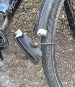 Zerfetztes Schutzblech am Fahrrad