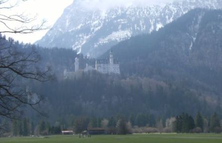 Neuschwanstein thront am Bergmassiv