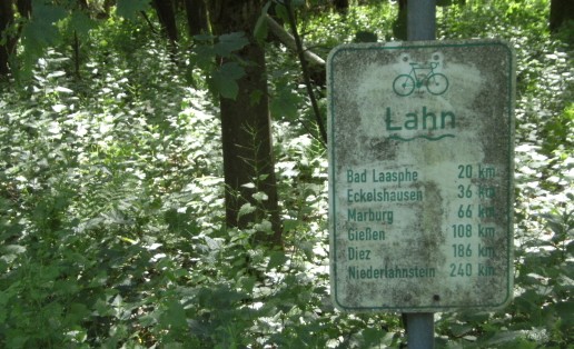 Entfernungen auf dem Lahntal-Radweg: Schild am Start im Quellgebiet