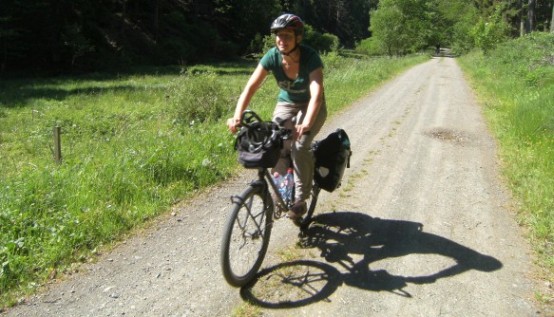 Lahntal-Radweg: Miri on the Bike auf der Abfahrt im Quellgebiet