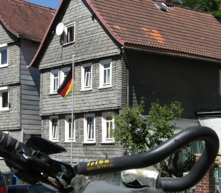 Triathlon-Lenker mit Fachwerkhaus und Deutschlandfahne in Biedenkopf